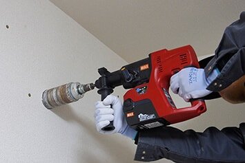 配管パイプ用の穴あけ